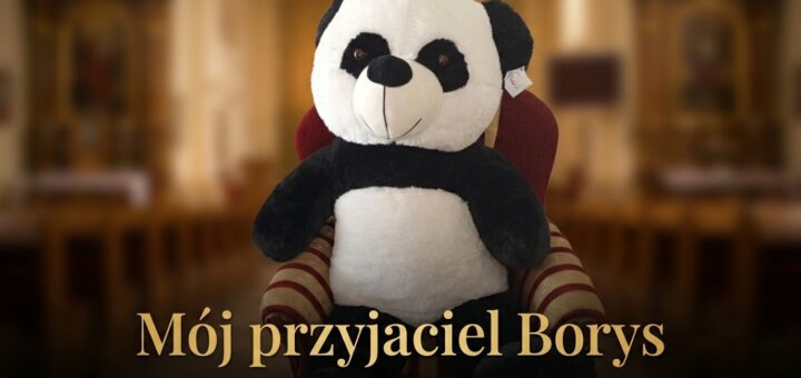 Pluszowy Miś Borys na fotelu – inicjatywa dla dzieci w Parafii Wyszyny.