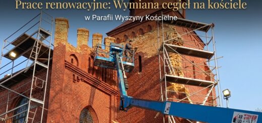 Prace remontowe przy elewacji kościoła w Wyszynach Kościelnych, robotnicy na podnośniku wymieniają cegły.